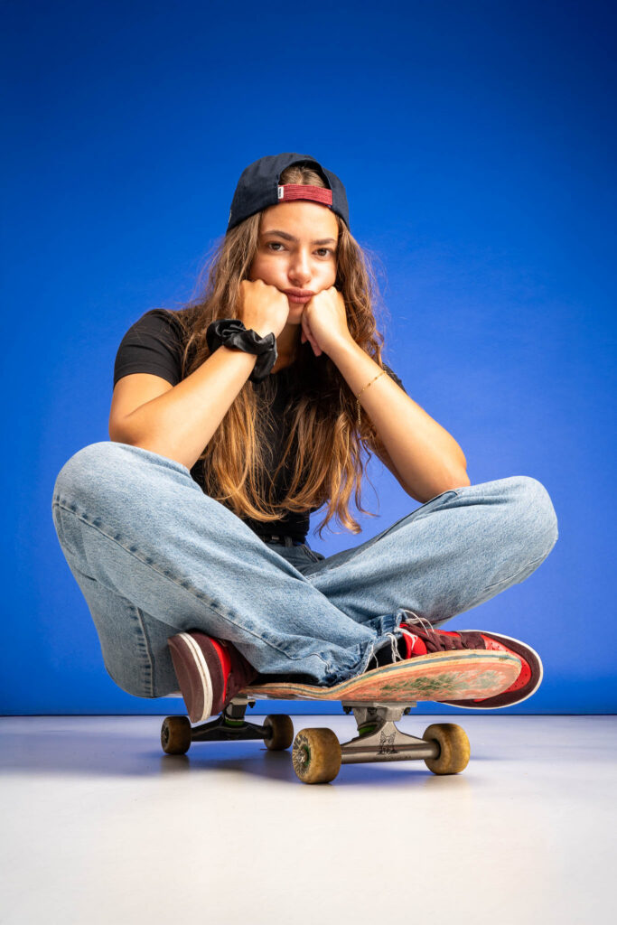 photographe mode femme pose casual studio lifestyle