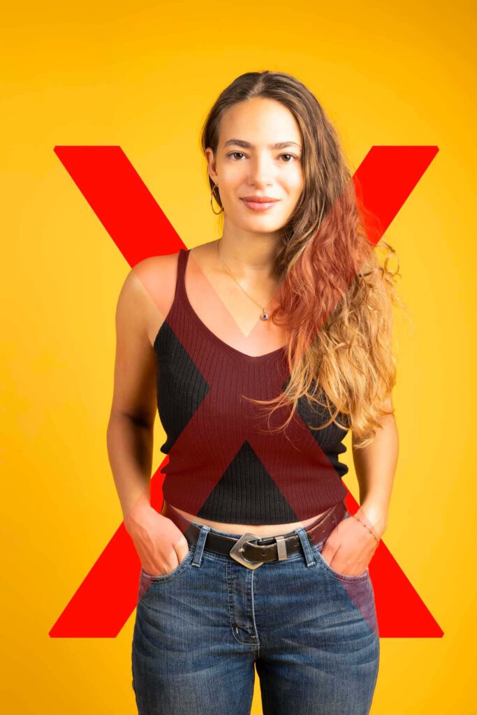 photographe mode femme croix graphique fond couleur branding