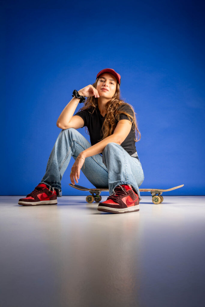 photographe mode femme skate studio fond bleu dynamique