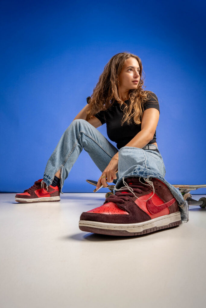 photographe mode femme sneaker studio fond bleu lifestyle
