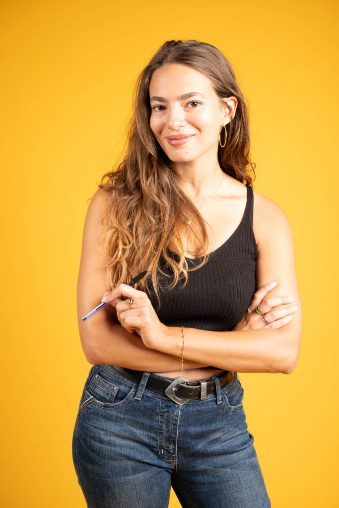 photographe portrait femme sourire fond couleur lifestyle