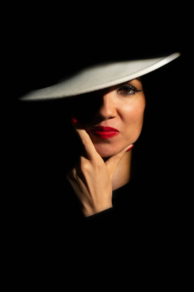 photographe portrait femme chapeau lumière dramatique studio