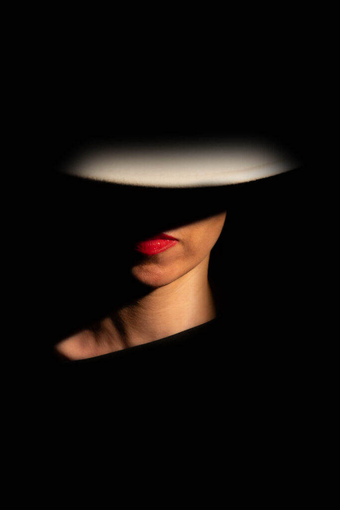 photographe portrait artistique ombre lumière visage dramatique