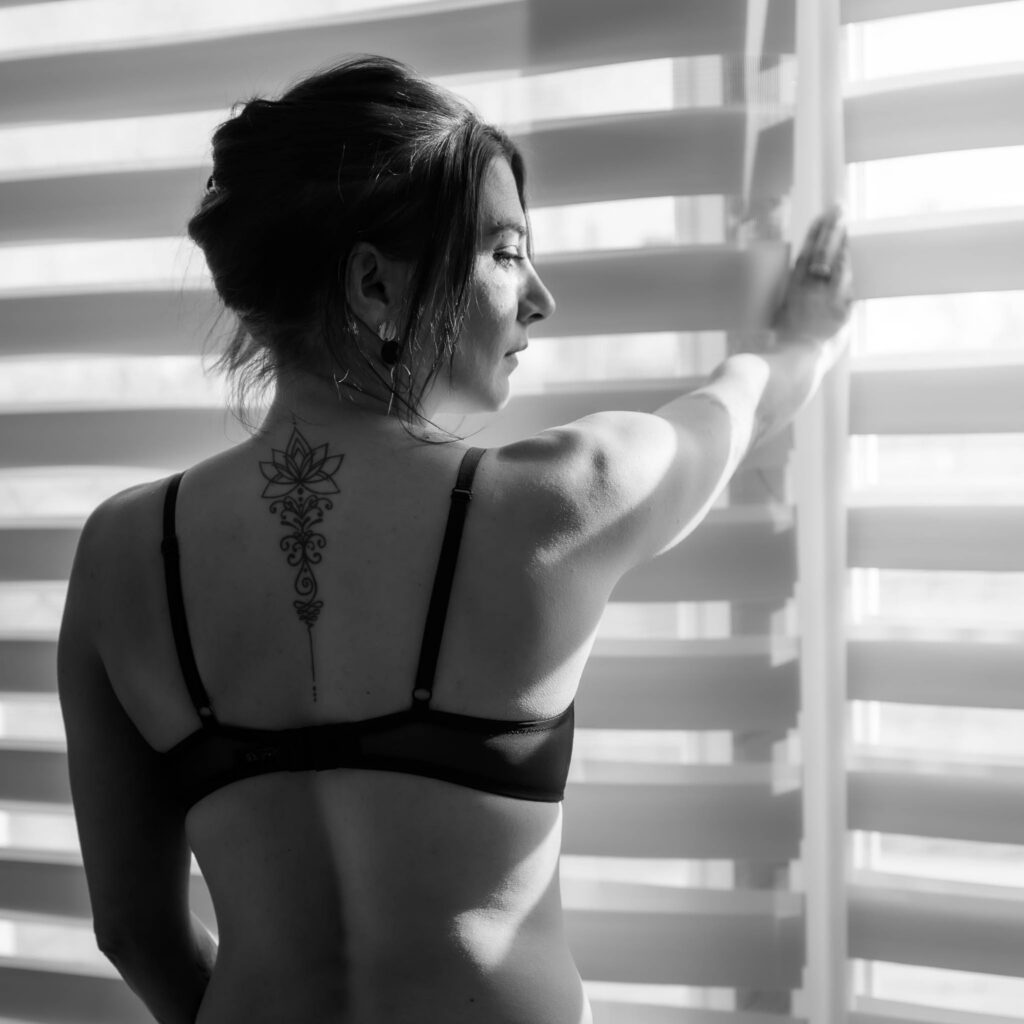 photographe portrait femme noir blanc pose artistique lumière