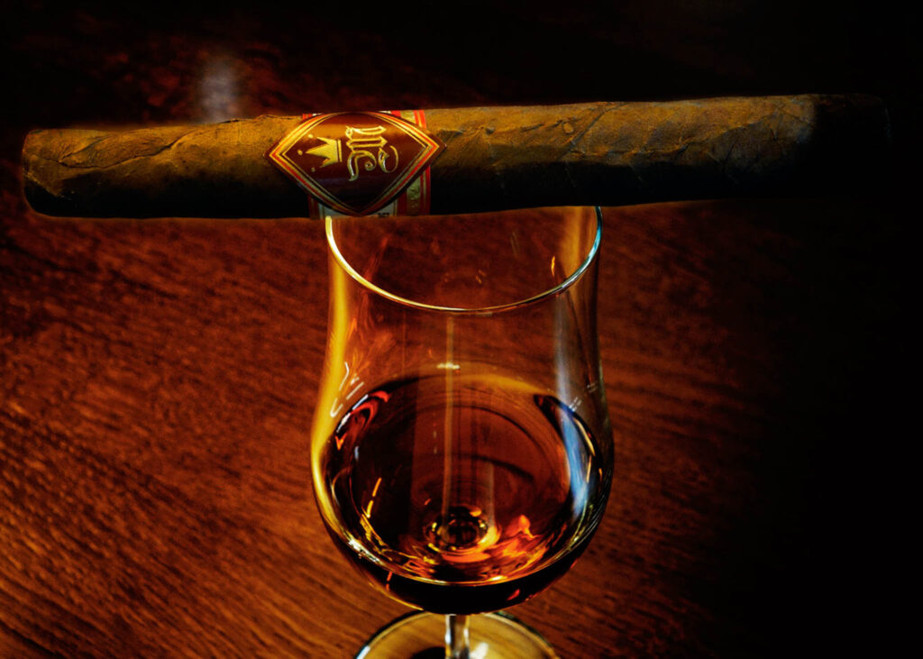 photographe produit verre whisky ambiance lumière chaude