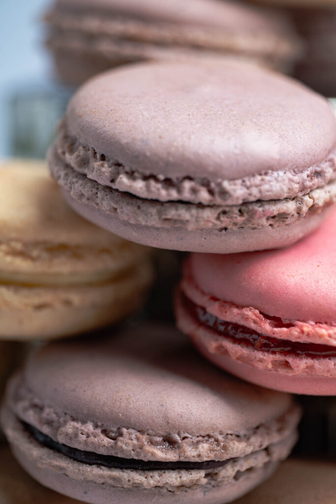 photographe culinaire macarons détail texture pâtisserie
