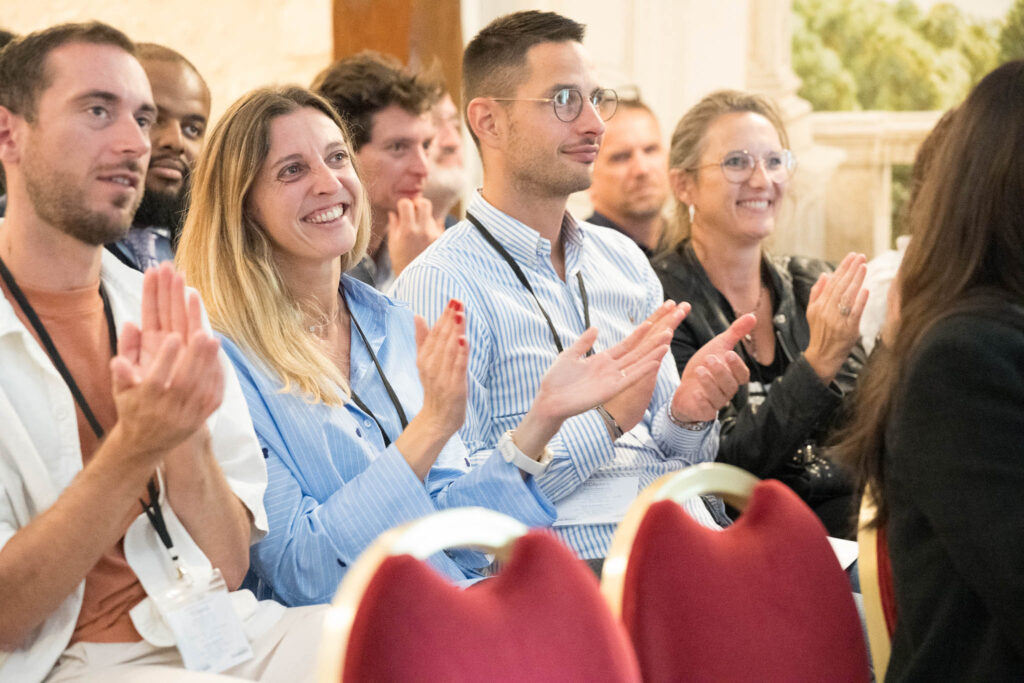 participants applaudissant lors d’un séminaire professionnel
