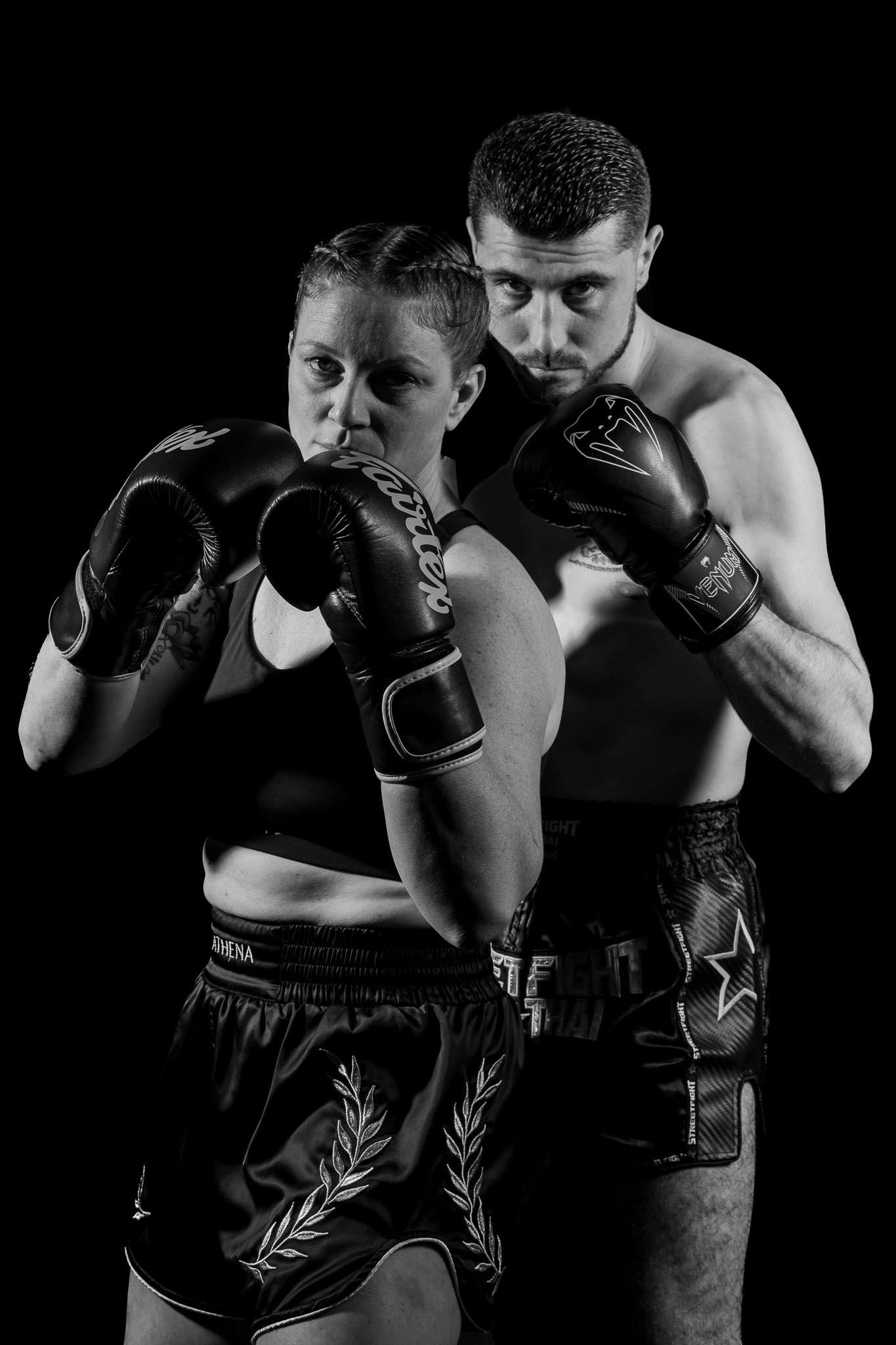 Séance photo artistique autour du kickboxing en noir et blanc