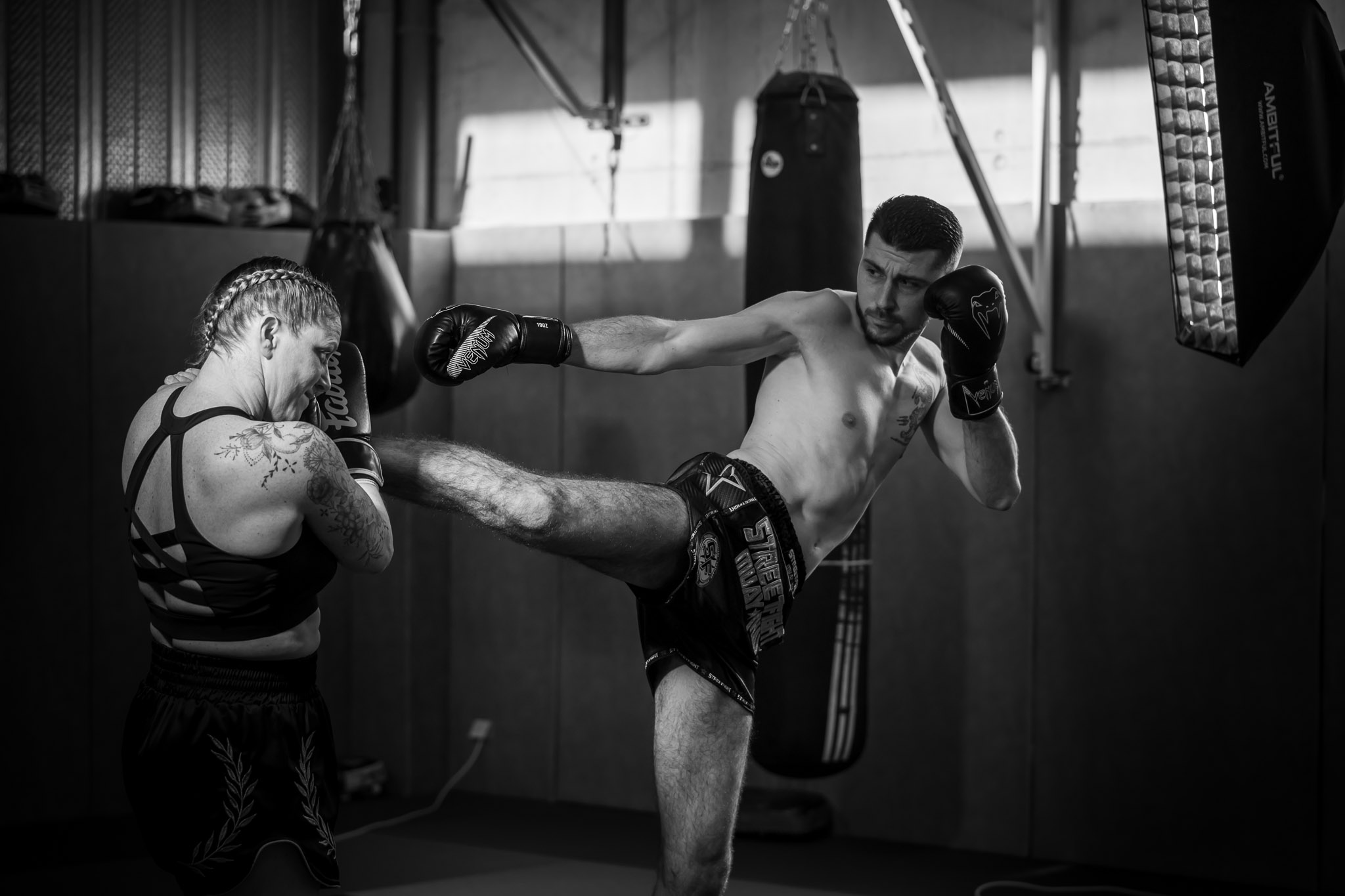 Portrait sportif noir et blanc autour des sports de combat