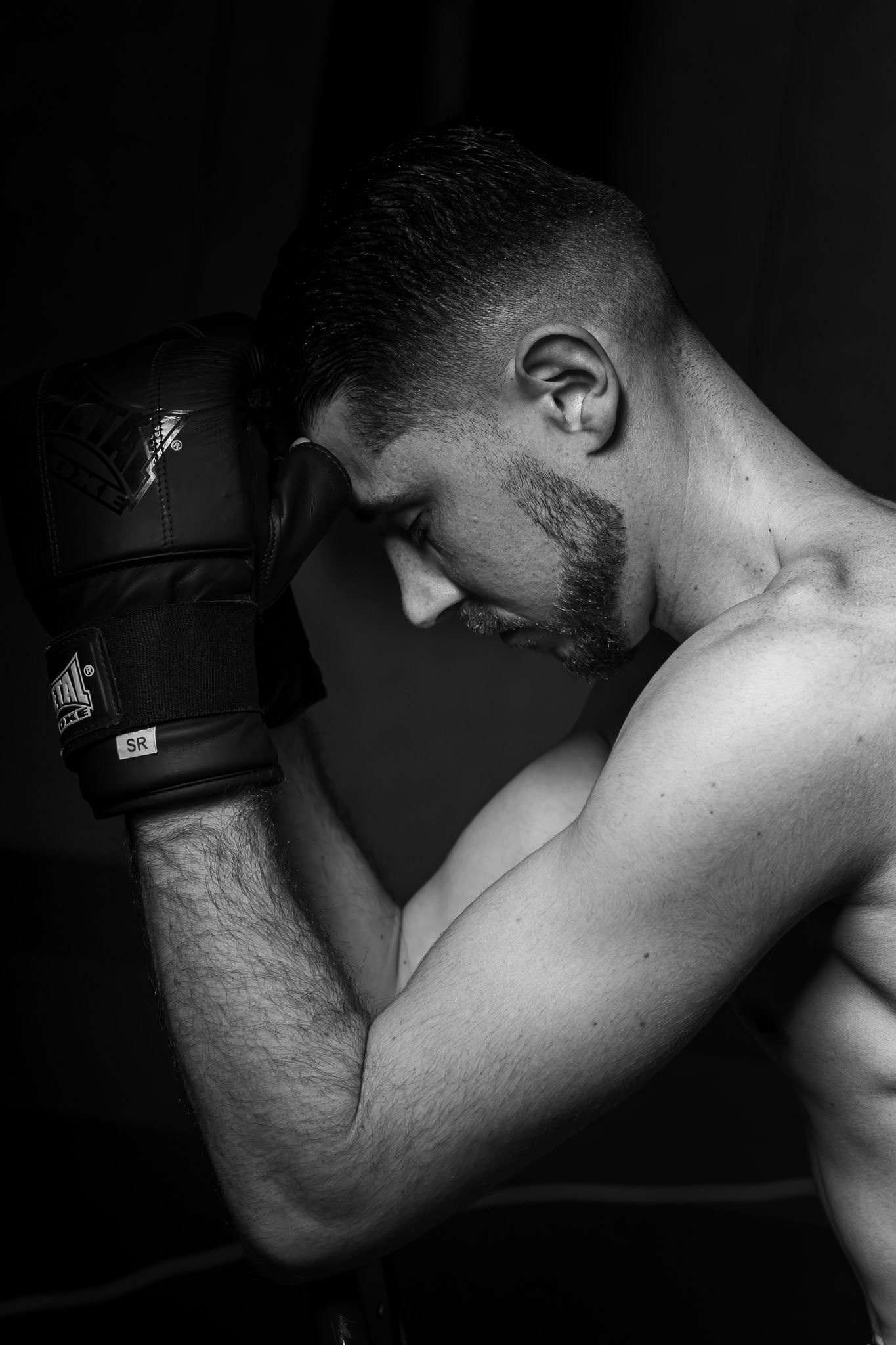 Combattante photographiée en noir et blanc lors d’un projet artistique