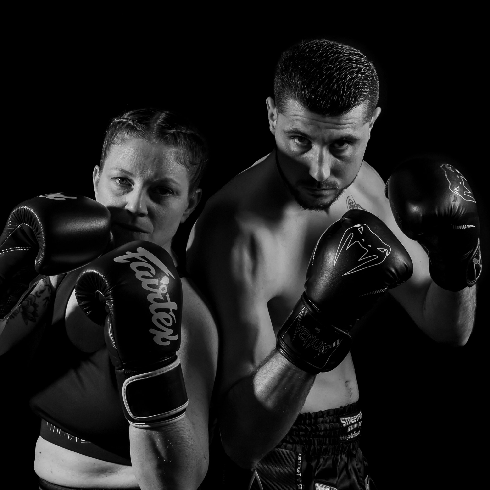 Anne et Giovanni photographiés ensemble en noir et blanc dans une posture de combattants