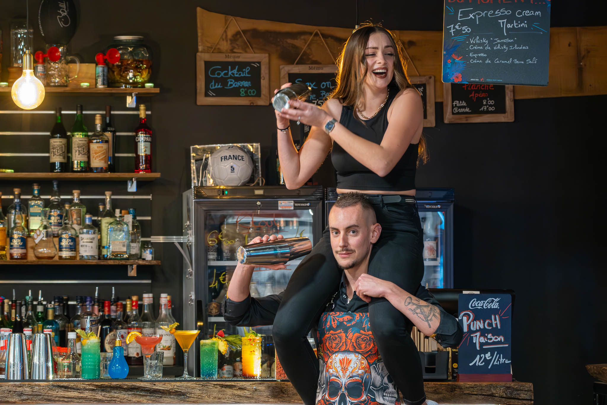 portrait de barman derrière un bar avec cocktails