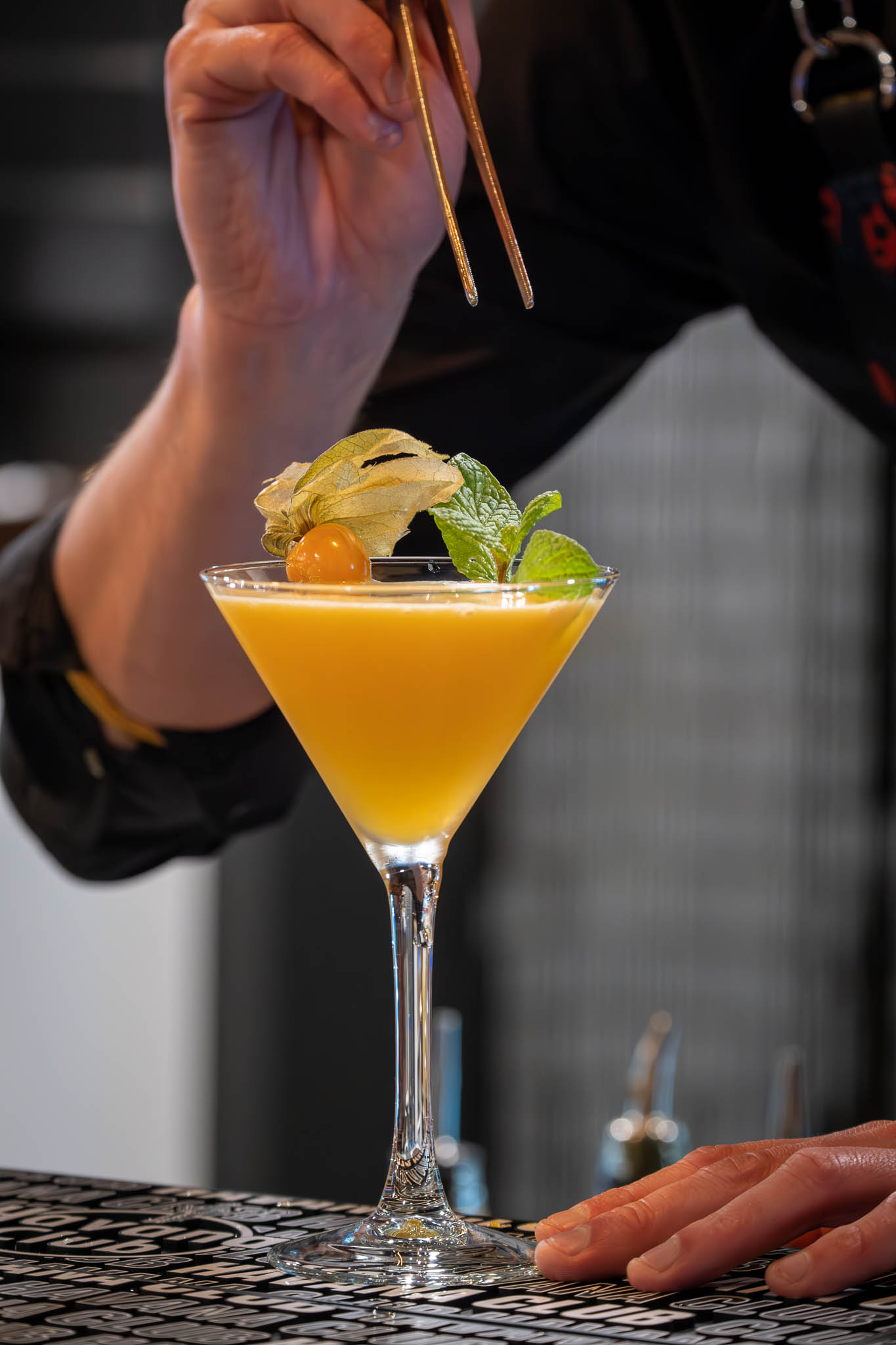 cocktail coloré photographié sur fond noir avec une lumière travaillée