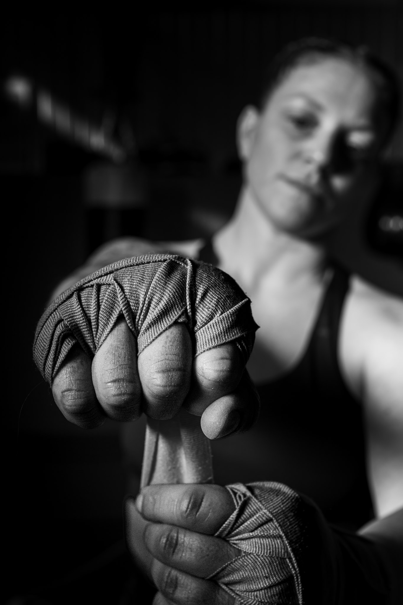 Portrait noir et blanc d’Anne autour des sports de combat