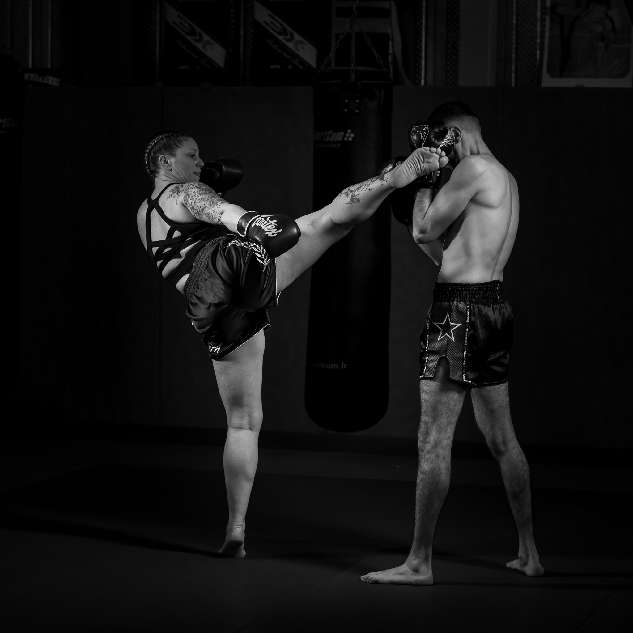 Anne et Giovanni en action lors d’une séance photo noir et blanc inspirée des sports de combat